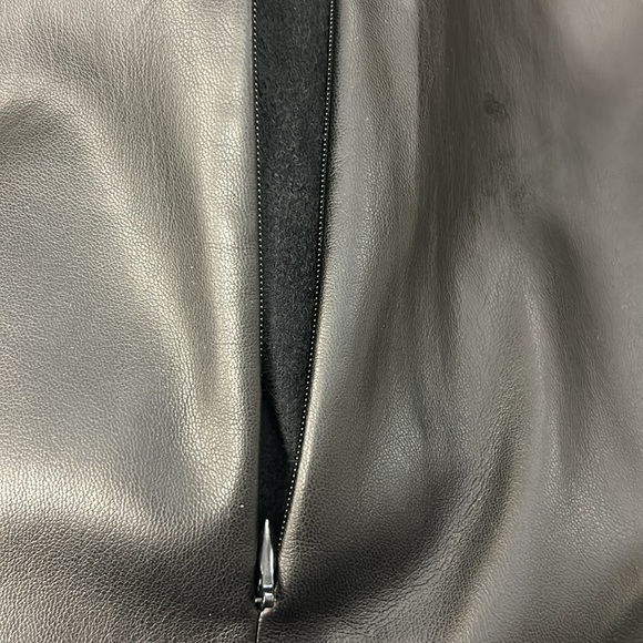MNG Faux Leather Skirt Side Slit & Zipper Lined Black‎ EUC Size 20 Plus Size - Picture 5 of 8